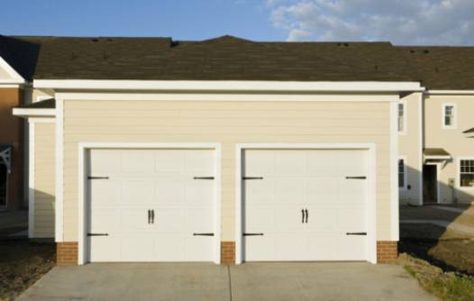 Aumente el valor de su hogar: El impacto de la aislación de puertas de garaje
