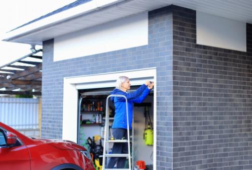 Elegir la Puerta de Garaje Correcta para una Instalación DIY: Qué tener en cuenta