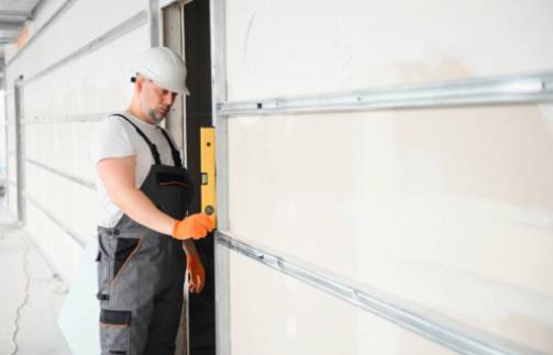 Evite reparaciones costosas: cómo el ajuste adecuado de la pista de la puerta de garaje puede ahorrarte dinero