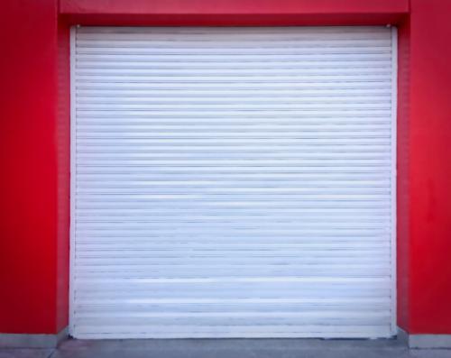 Evite reparaciones costosas: La importancia del mantenimiento de puertas de garaje en casa