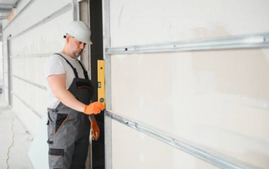 Evite reparaciones costosas: Los beneficios de reemplazar a tiempo los paneles de la puerta del garaje