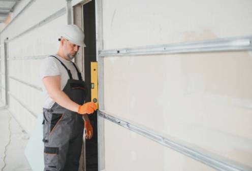 Pintar tu puerta de garaje tú mismo: consejos y trucos para un acabado profesional
