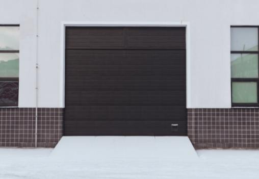 Por qué el mantenimiento regular de las puertas de garaje es esencial para los propietarios de viviendas: una perspectiva de bricolaje
