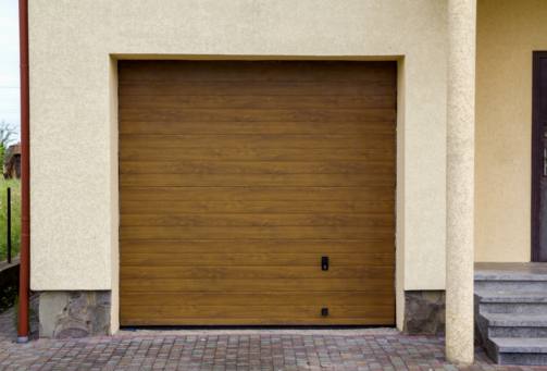 Por qué es esencial el ajuste de la pista de la puerta del garaje para la seguridad y protección del hogar