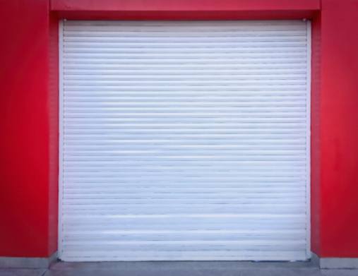 Por qué es esencial reemplazar el panel de la puerta del garaje para la seguridad y protección del hogar