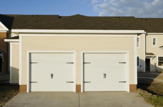 Por qué la automatización de puertas de garaje es esencial para los propietarios modernos