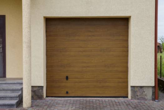 Transforma el exterior de tu hogar con una puerta de garaje recién pintada