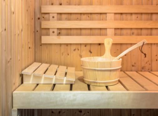 Transforma tu hogar con un diseño elegante de sauna